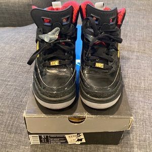 Jordan Spizike GS BLK/Varsity Red Stealth